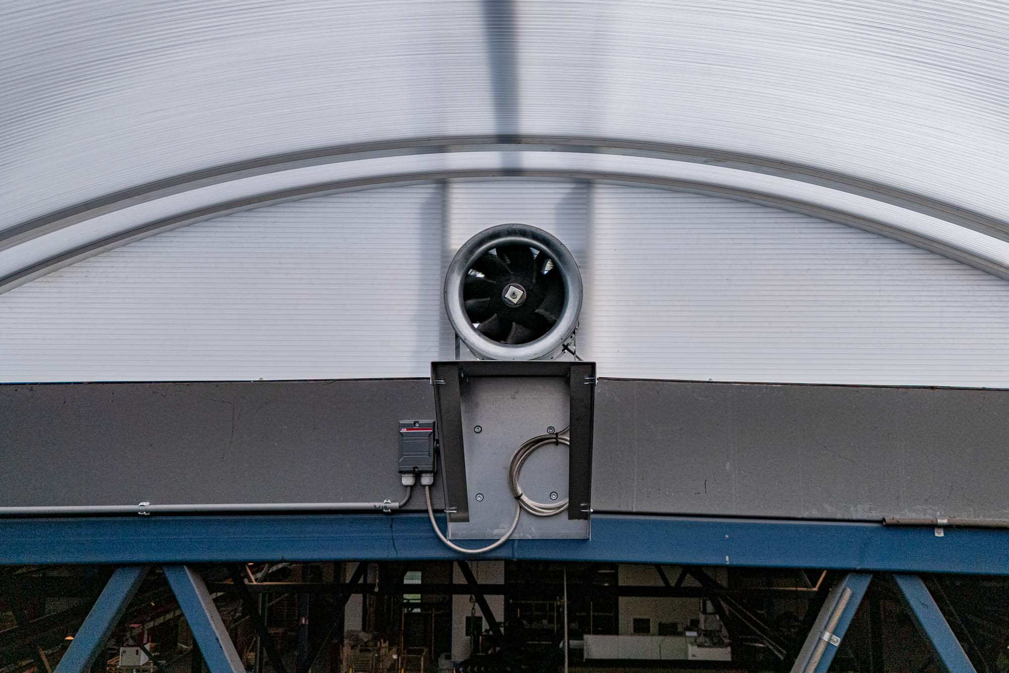Gebogen lichtstraten met kopschotventilator - Quintall Kwintsheul