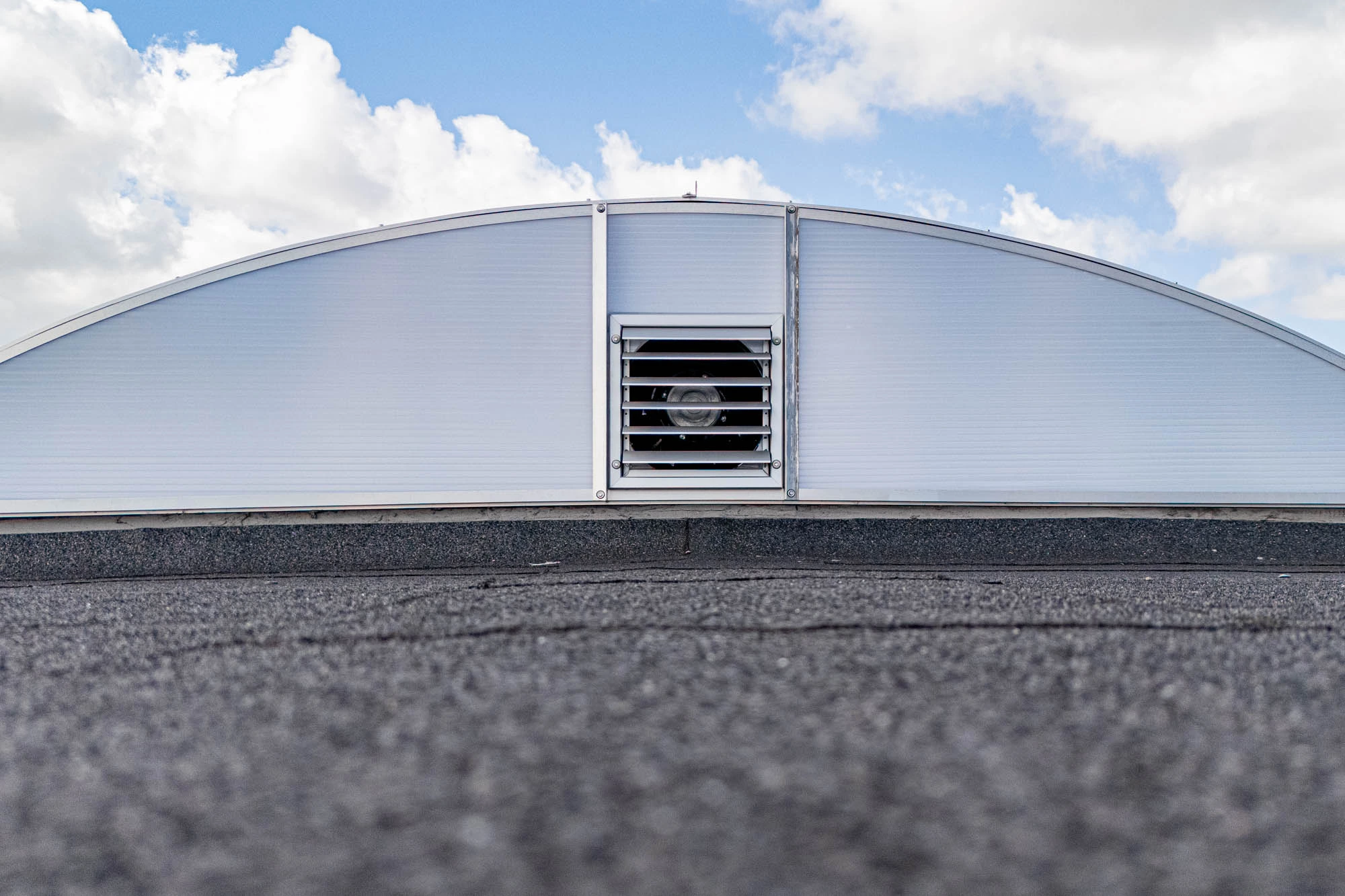 Gebogen lichtstraten met kopschotventilator - Quintall Kwintsheul