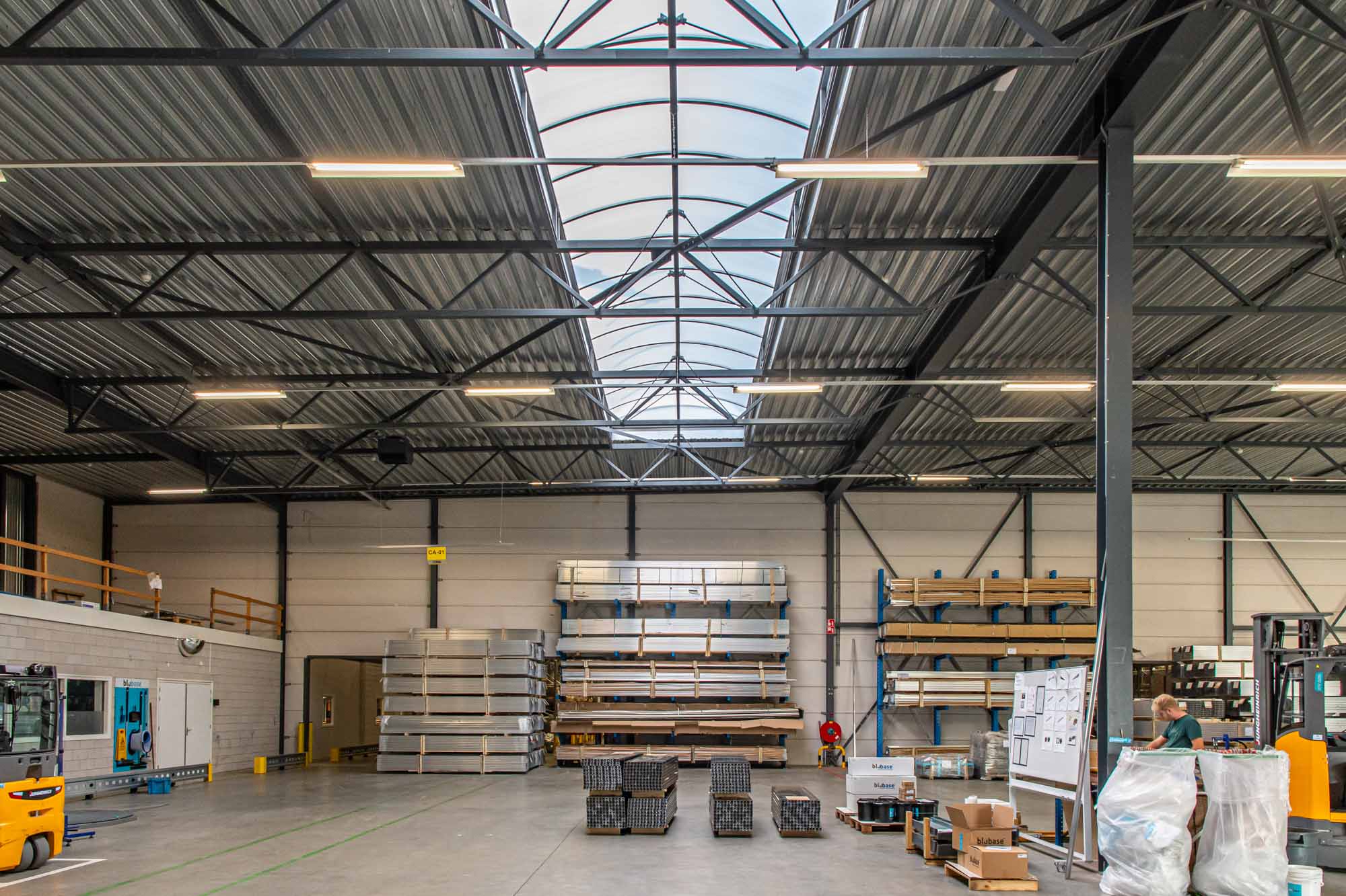 Gebogen lichtstraat - BluBase Zwolle