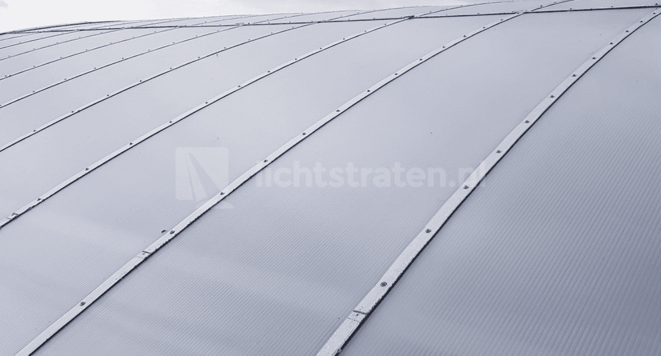 Atrium in Hoofddorp lichtstraten beplating vervangen