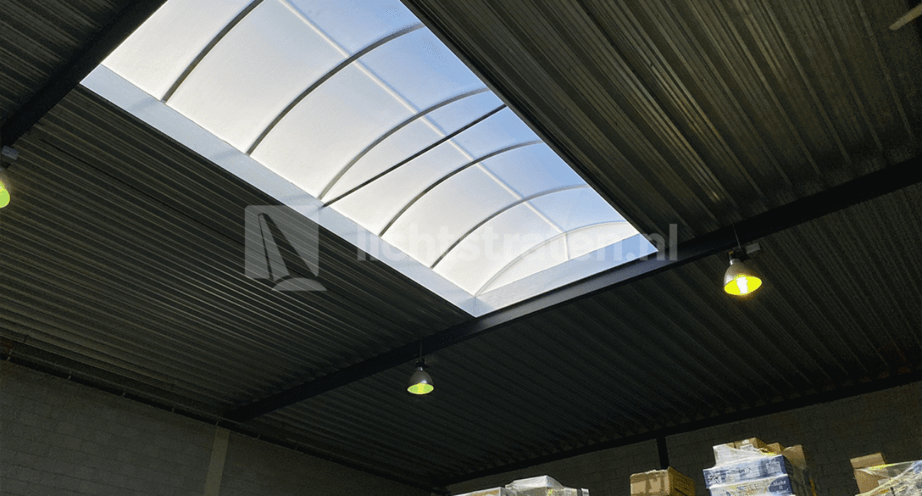 Nieuwe lichtstraat in bedrijfshal meer daglicht