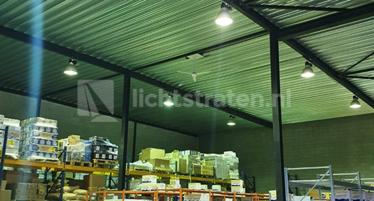 Lichtstraat in dicht dak maken