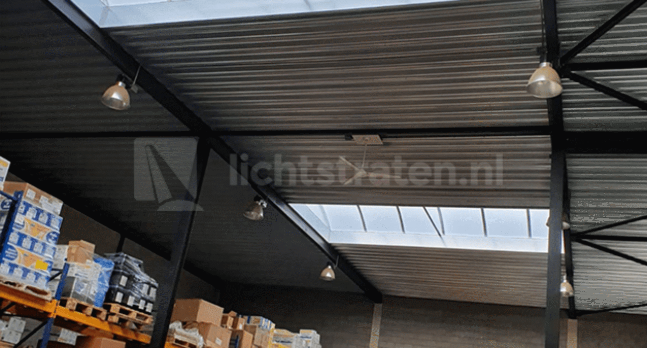 Gebogen lichtstraat dicht dak meer daglicht