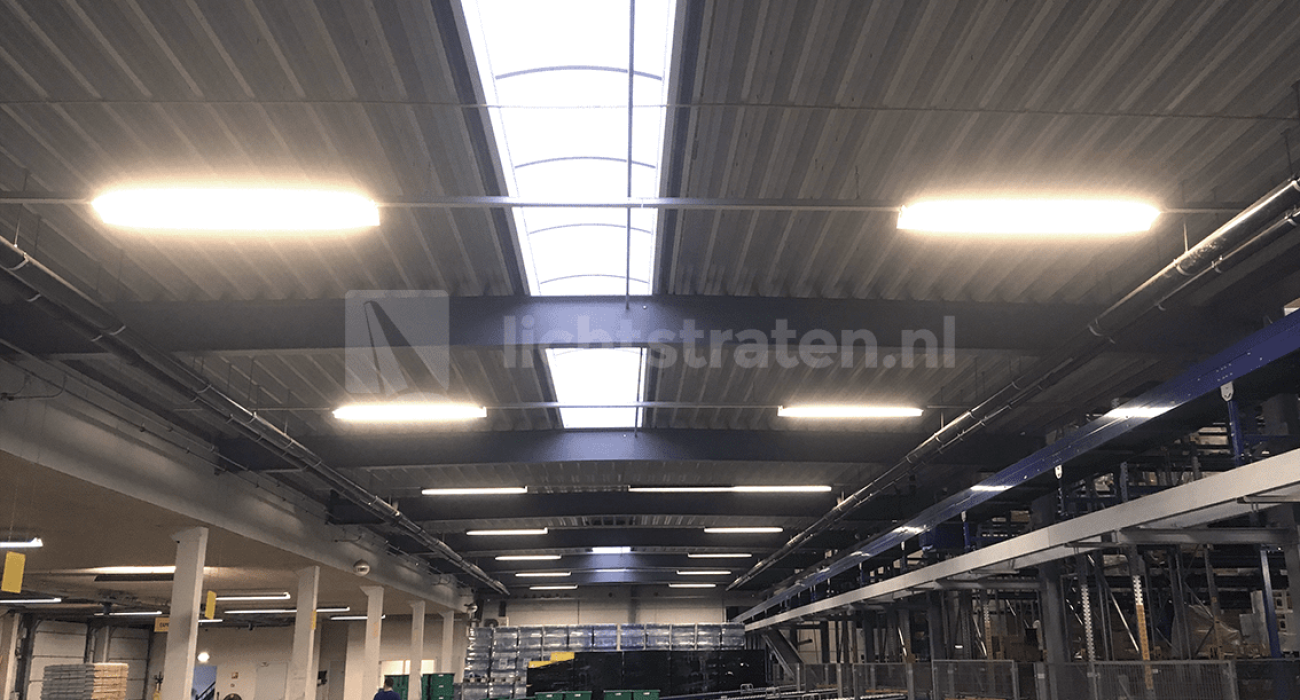 Geplaatste lichtstraat in magazijn
