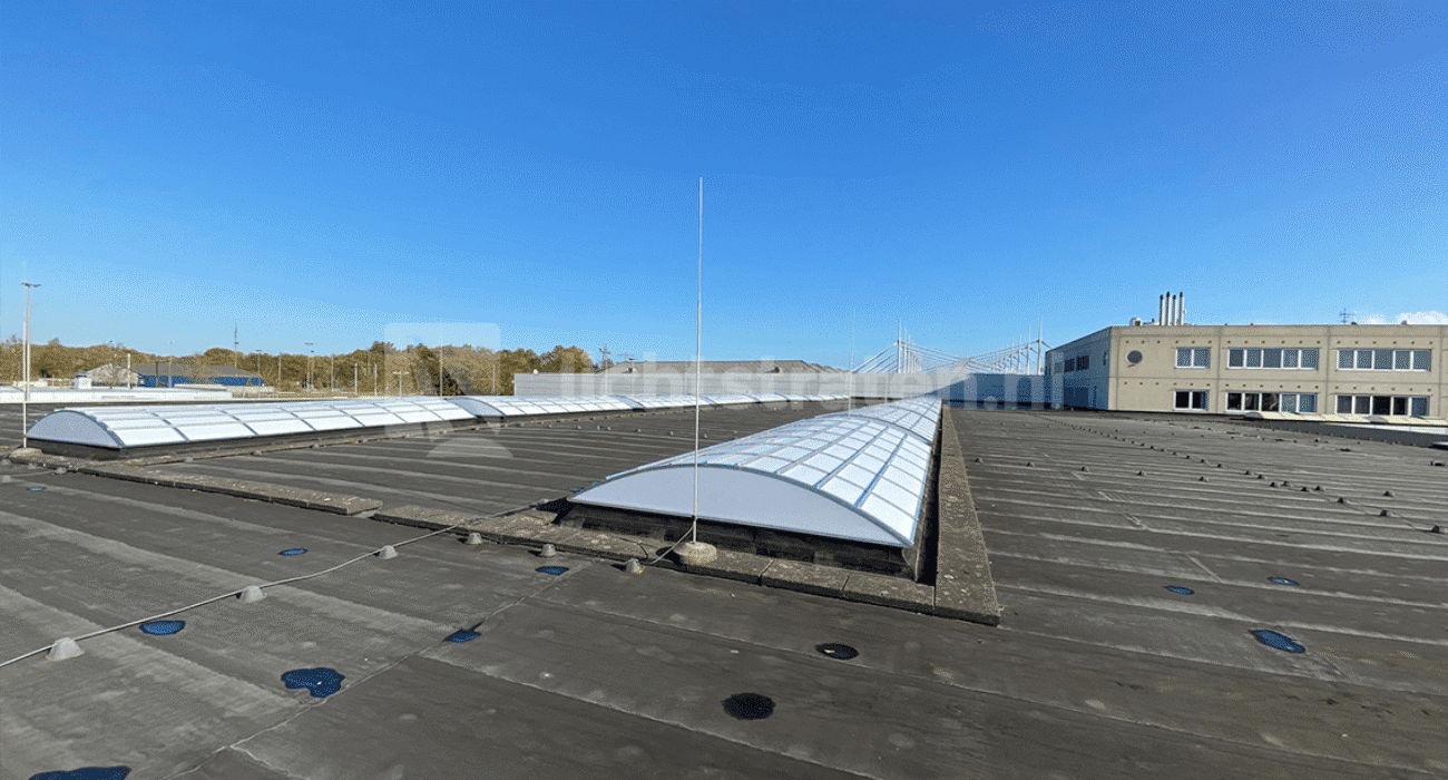 Lichtstraten op dak PostNL
