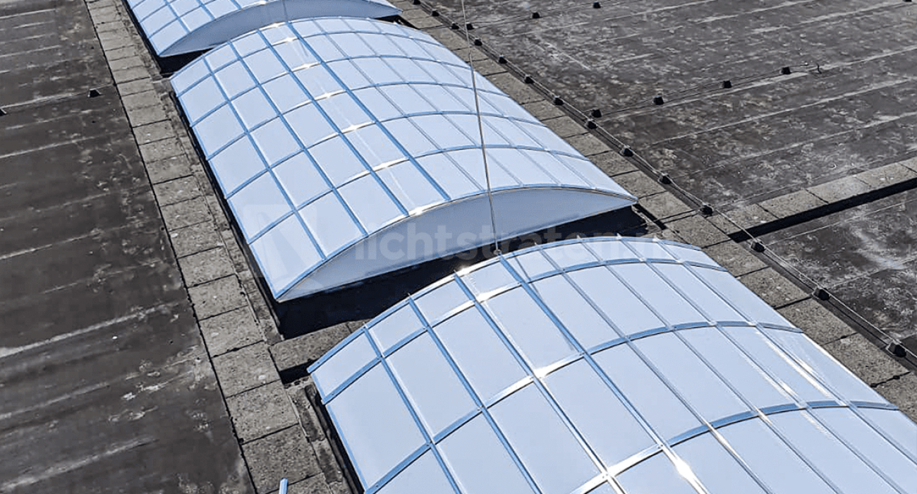 Lichtstraten doorvalbeveiliging bedrijfshal