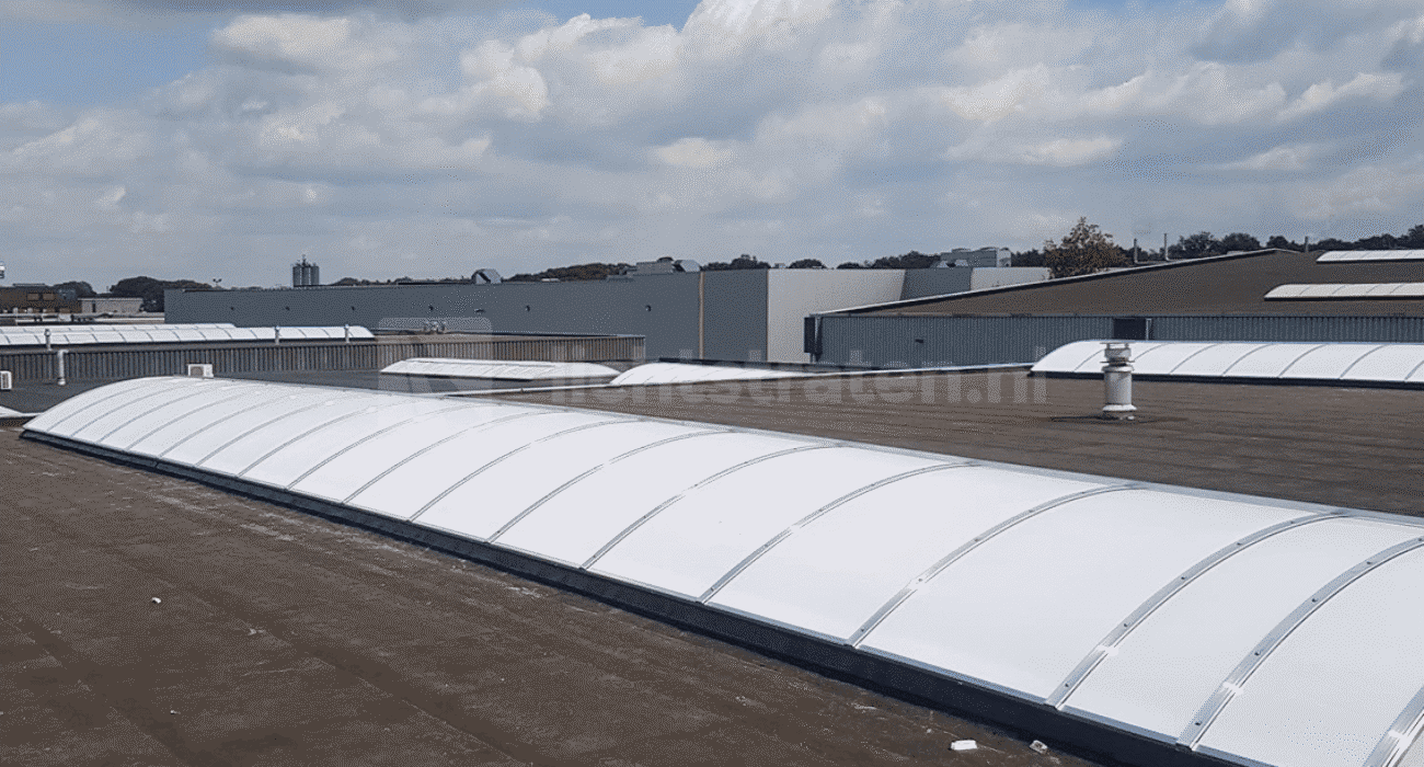 Polycarbonaat lichtstraten vervangen in best op bedrijfshal