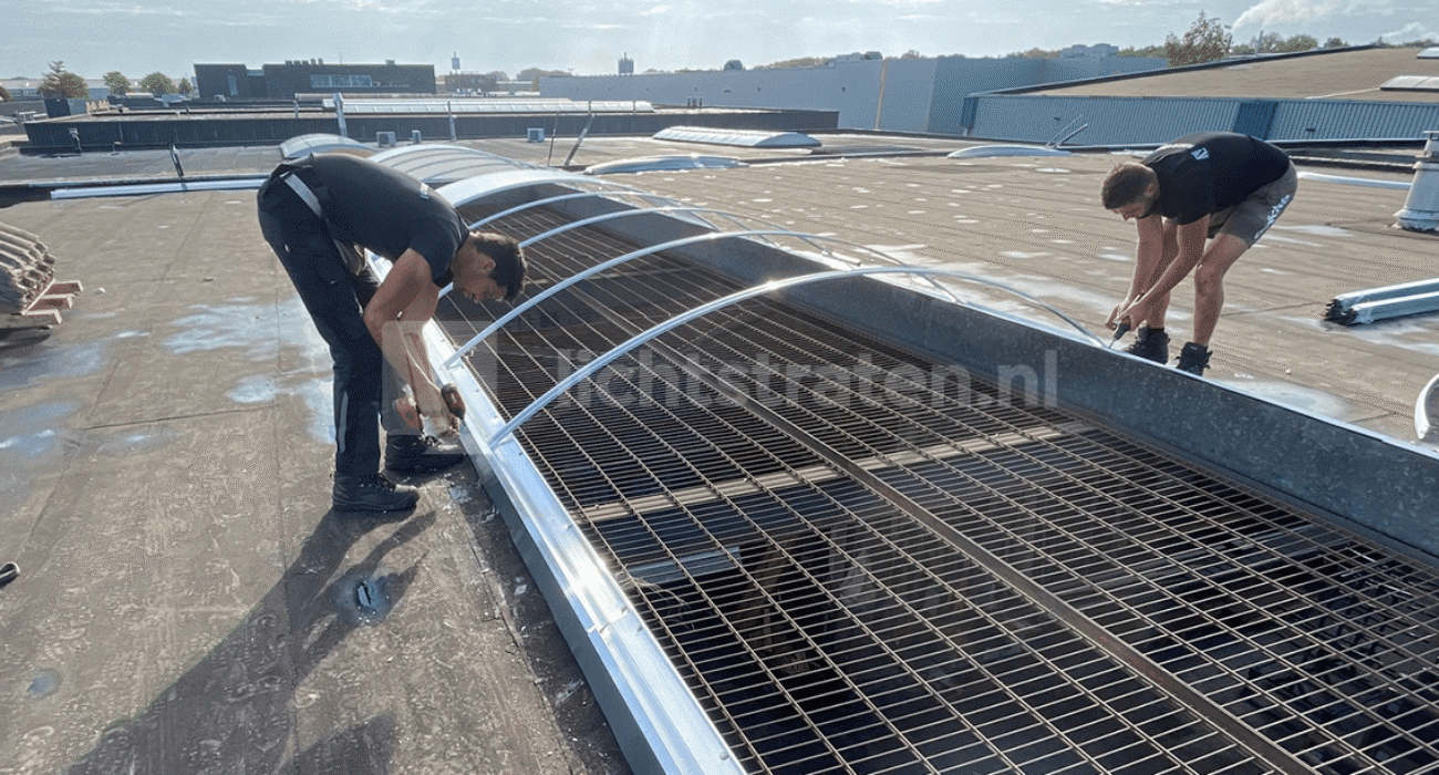 Lichtstraten vervangen op bedrijfspand