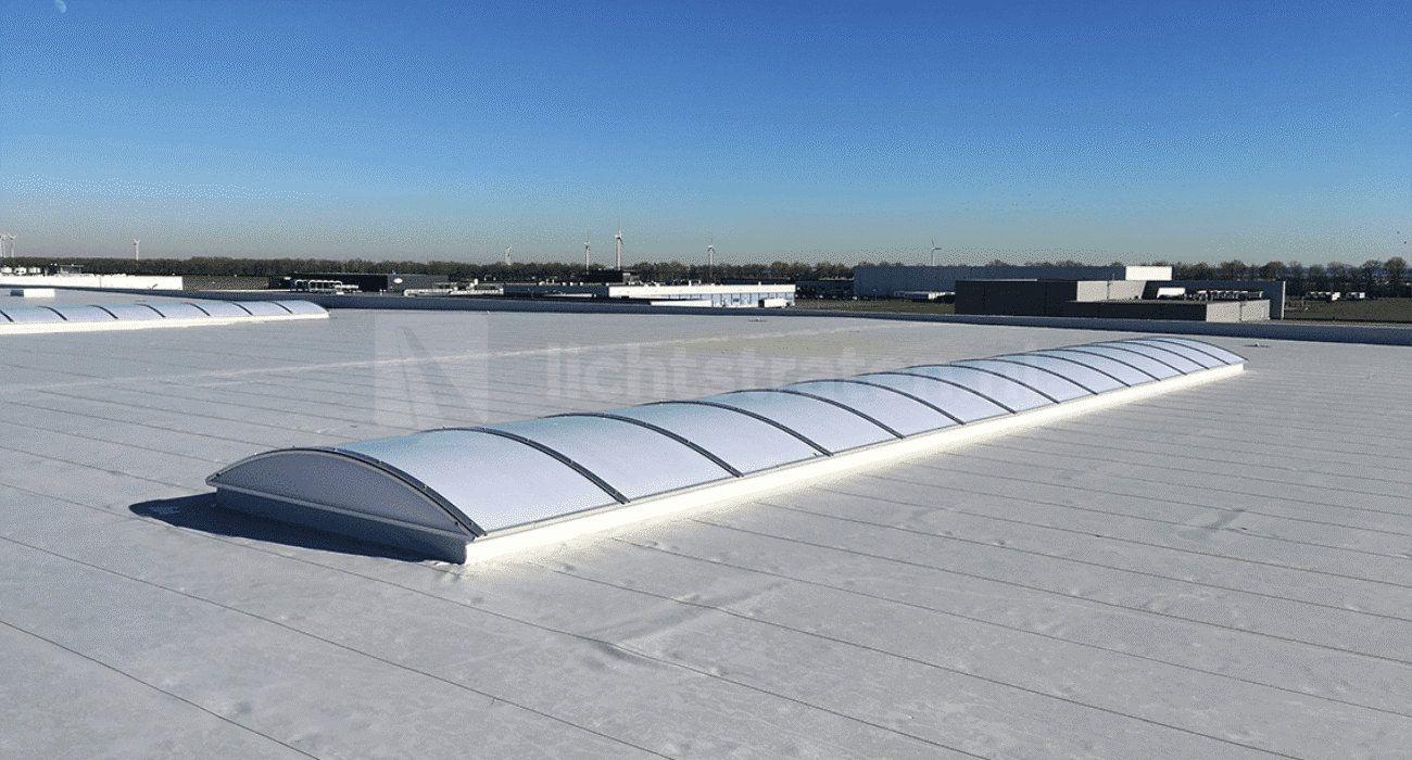 Lichtstraten op plat dak in Zeewolde