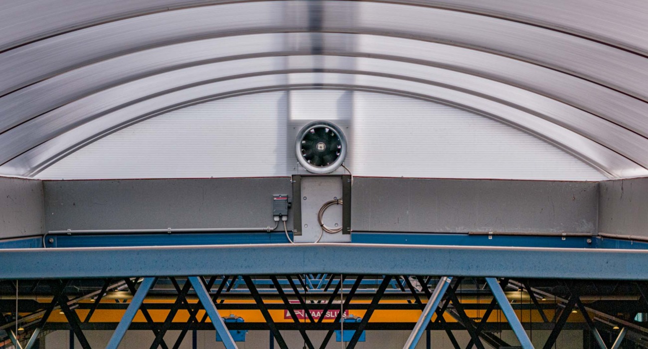 Gebogen lichtstraten met kopschotventilator - Quintall Kwintsheul