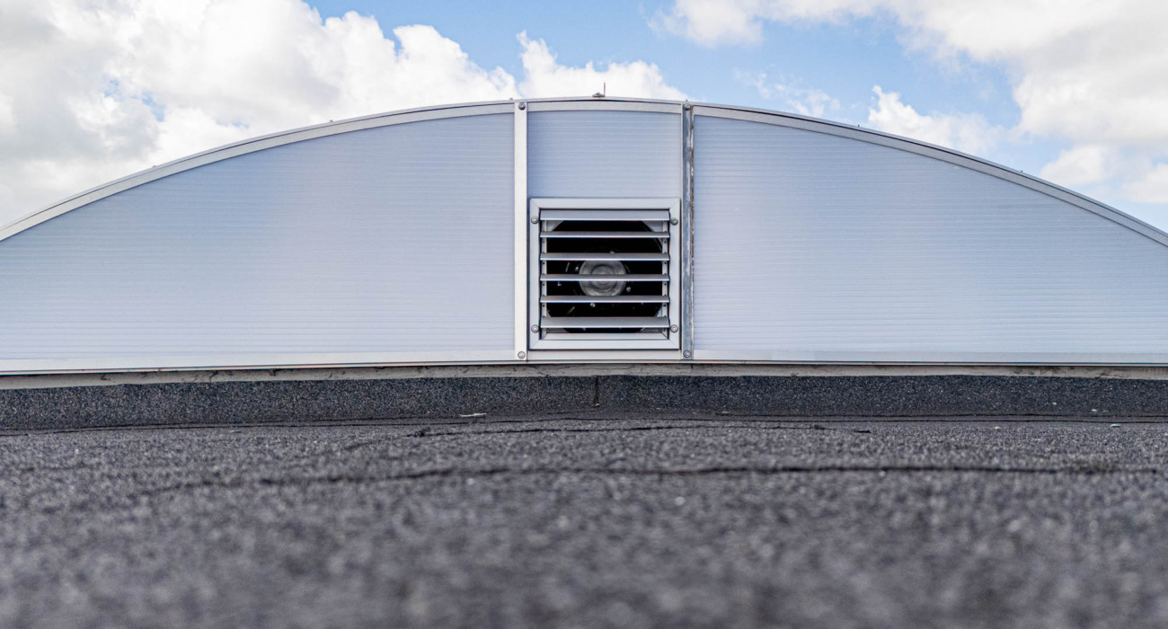 Gebogen lichtstraten met kopschotventilator - Quintall Kwintsheul