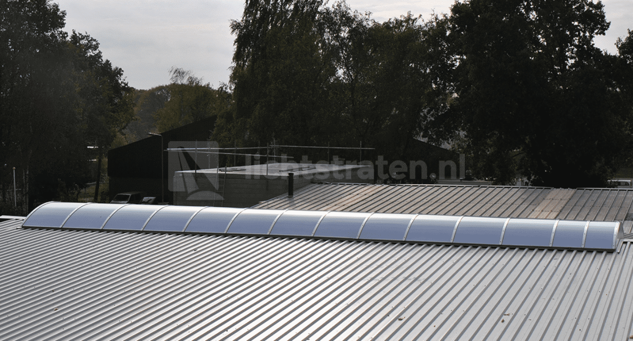 Nieuwbouw lichtstraat op bedrijfspand Nieuw-Bergen