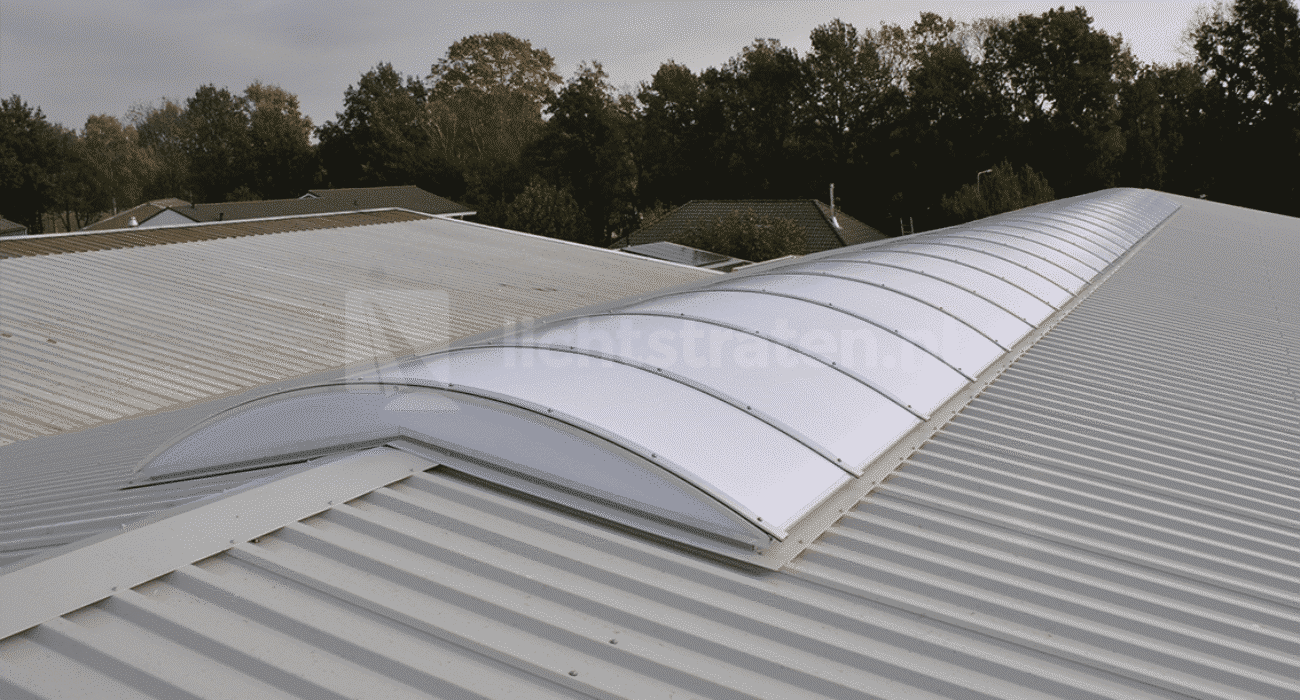 Nieuwbouw project lichtstraat op bedrijfshal