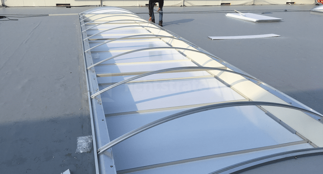 Plaatsing lichtstraat op nieuwbouw distributiecentrum Apeldoorn