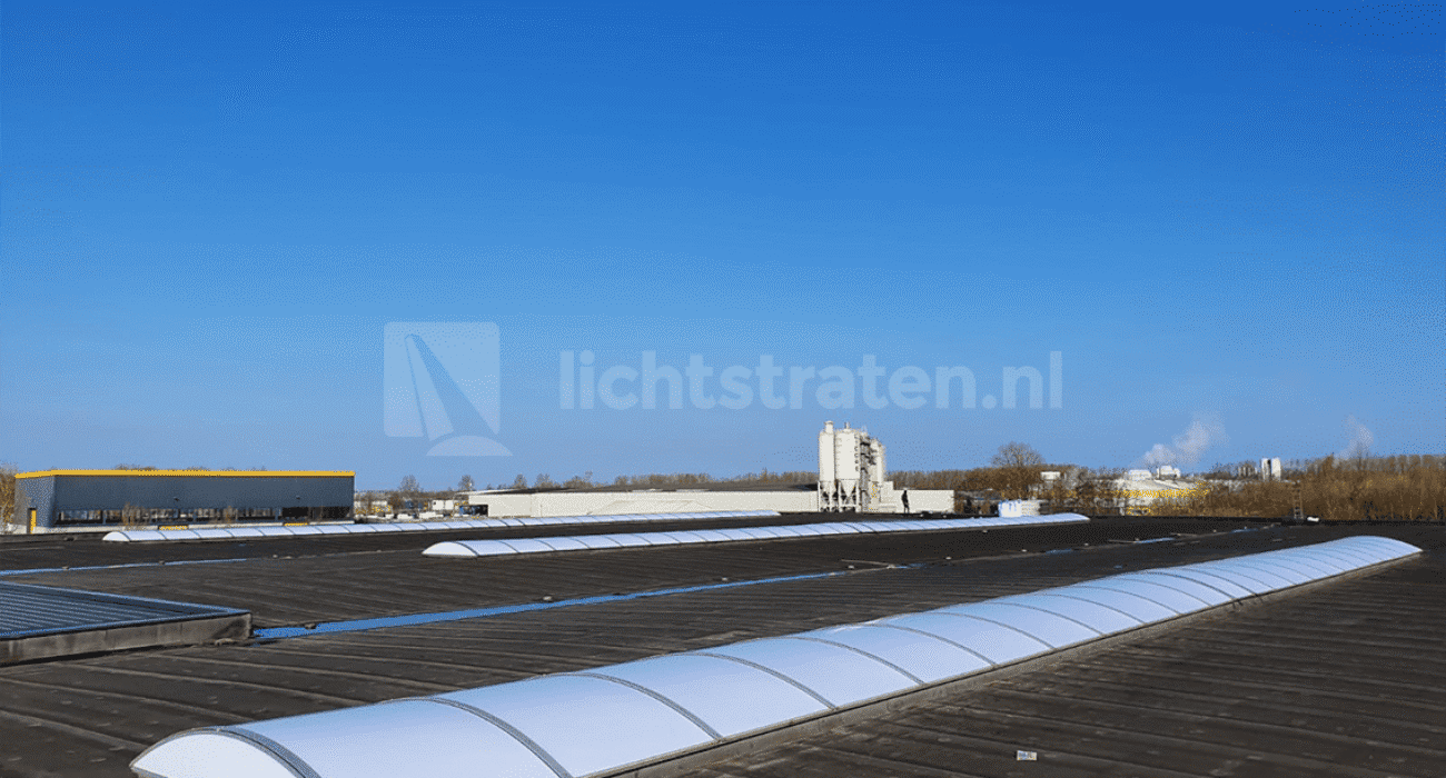 Plaatsing nieuwe beplating lichtstraat
