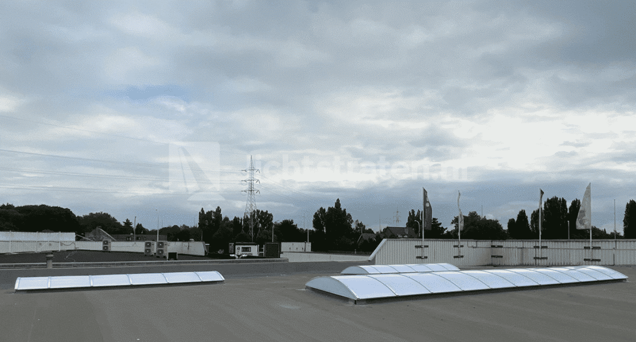 Nieuwe lichtstraten op plat dak
