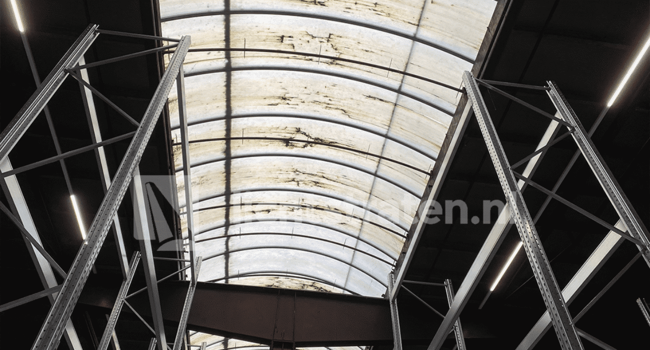 Oude lichtstraat met weinig licht