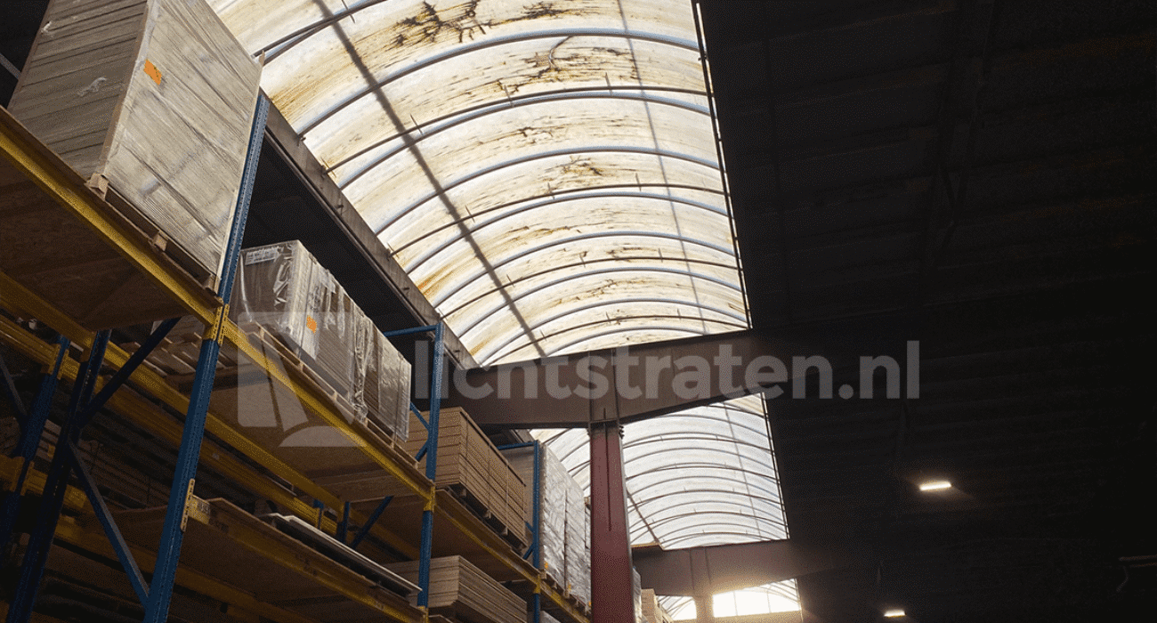 Oude lichtstraat met weinig lichtinval