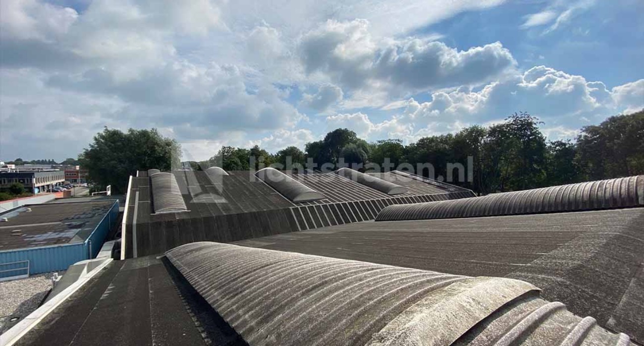 Renovatie van oude lichtstraat tennishal Utrecht