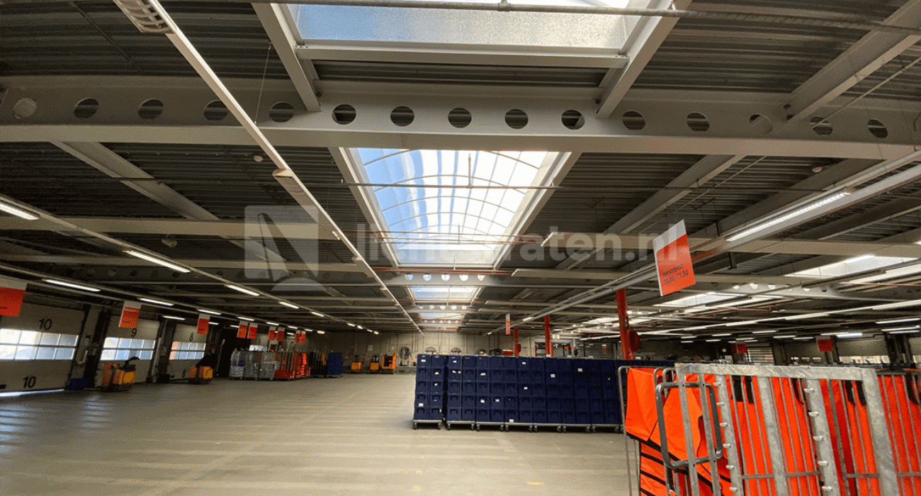 Veel daglicht door nieuwe lichtstraten bedrijfshal PostNL
