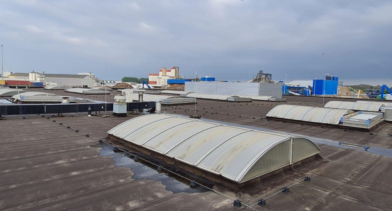 Verouderde polycarbonaat lichtstraat Utrecht