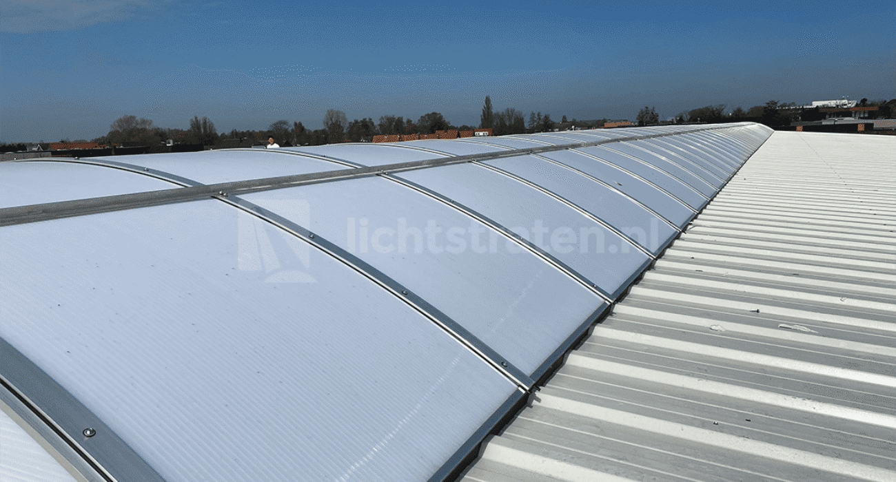 Nieuwe lichtstraat plaatsen bedrijfshal