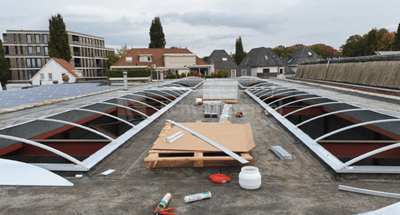 Montage van polyester lichtstraat